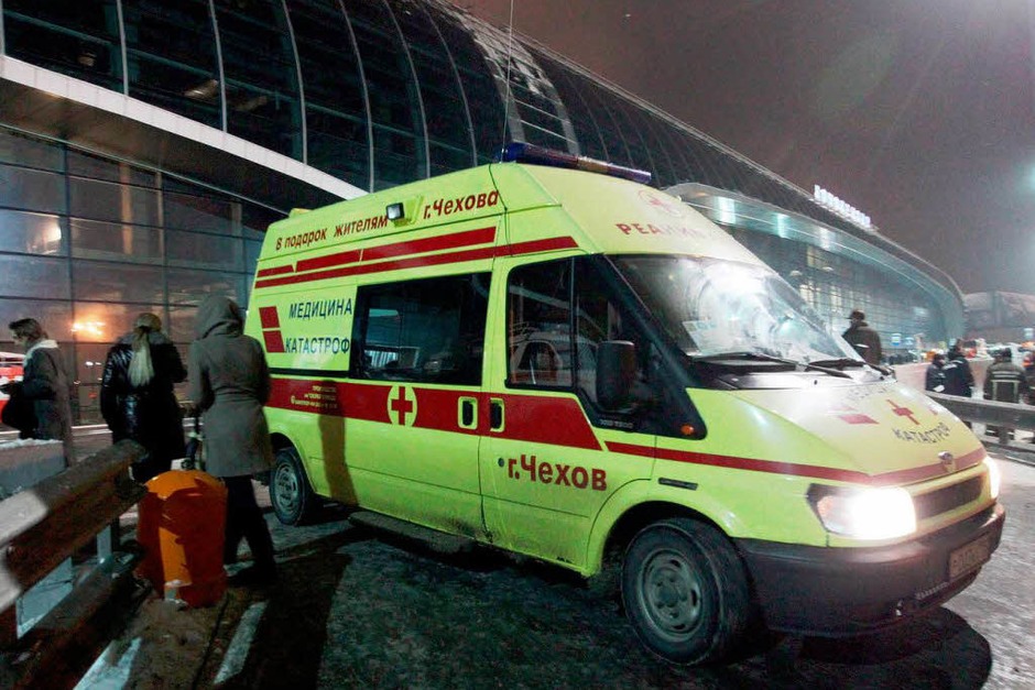 Ein Rettungswagen vor dem Flughafen. (Foto: dpa) Ein Rettungswagen vor dem Flughafen. (Foto: dpa)