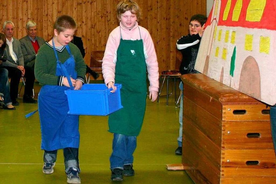 Mit einem kleinen Theaterstück bedankten sich die Kinder der Malteserschloßschule Heitersheim für die Spende. (Foto: Sabine Model) Mit einem kleinen Theaterstück bedankten sich die Kinder der Malteserschloßschule Heitersheim für die Spende. (Foto: Sabine Model)