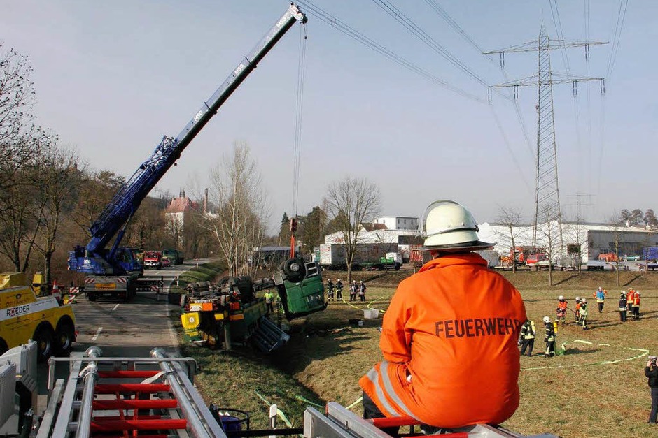 Bergung und Aufräumarbeiten - Umgestürzter Gastransporter auf der Kreisstrasse 114 zwischen Riegel und Teningen. (Foto: Hans-Peter Ziesmer) Bergung und Aufräumarbeiten - Umgestürzter Gastransporter auf der Kreisstrasse 114 zwischen Riegel und Teningen. (Foto: Hans-Peter Ziesmer)