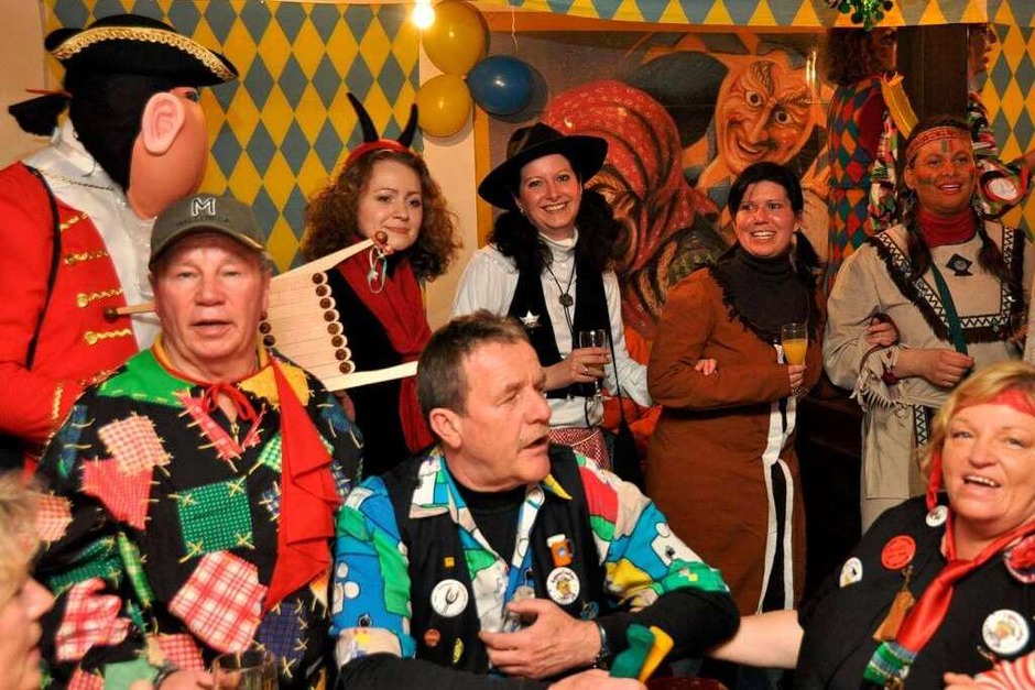 Närrische Gruppen unterwegs. Närrische Gruppen unterwegs.