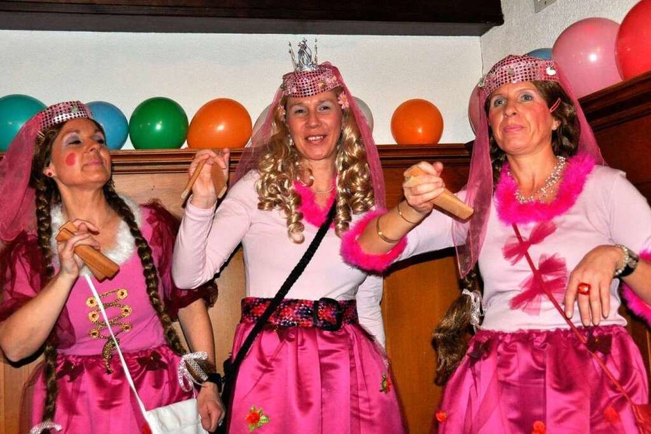 Närrische Gruppen unterwegs. Närrische Gruppen unterwegs.