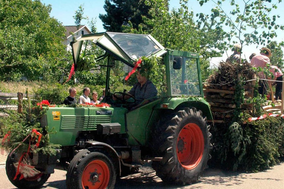 14 bunt geschmückte Wagen nahmen am Umzug teil (Foto: Karin Stöckl-Steinebrunner) 14 bunt geschmückte Wagen nahmen am Umzug teil (Foto: Karin Stöckl-Steinebrunner)