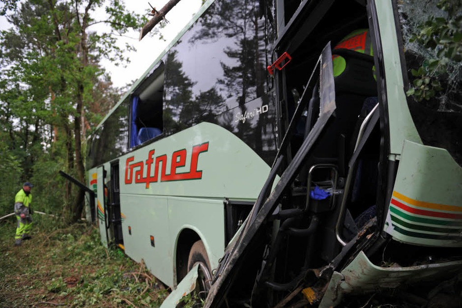 Busunglück auf der A 5 zwischen Freiburg und Basel: Ein Reisebus aus der Schweiz kam von der Autobahn ab und fuhr in ein angrenzendes Waldstück. Die Rettungskräfte aus dem südlichen Breisgau waren im Großeinsatz. (Foto: dpa) Busunglück auf der A 5 zwischen Freiburg und Basel: Ein Reisebus aus der Schweiz kam von der Autobahn ab und fuhr in ein angrenzendes Waldstück. Die Rettungskräfte aus dem südlichen Breisgau waren im Großeinsatz. (Foto: dpa)