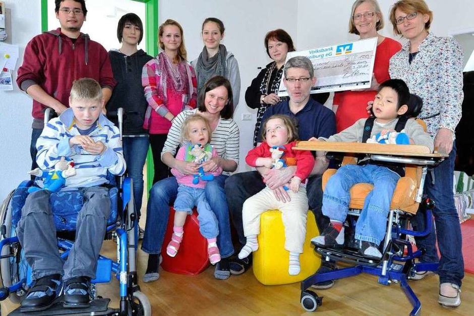 Für die Janusz-Korczak-Schule für geistig behinderte Menschen gab es 5000 Euro, dank den Artistinnen vom Circus Harlekin. (Foto: Michael Bamberger) Für die Janusz-Korczak-Schule für geistig behinderte Menschen gab es 5000 Euro, dank den Artistinnen vom Circus Harlekin. (Foto: Michael Bamberger)