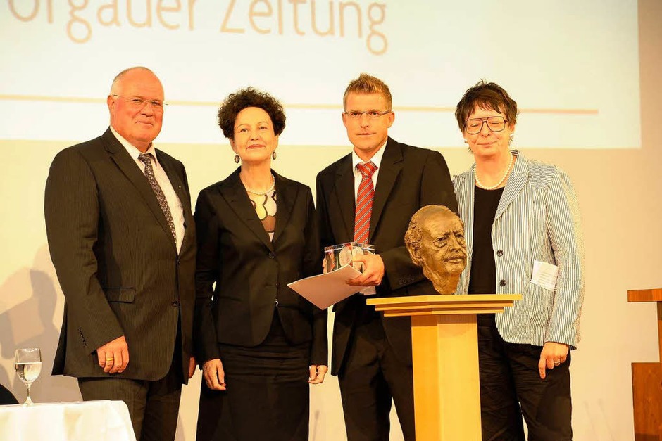 von links: Wolfgang Poppen, Verleger Badische Zeitung, Lady Christiane Dahrendorf, 2. Preisträger: Nico Wendt, Torgauer Zeitung und Jurorin Ilse Stein. (Foto: Ingo Schneider) von links: Wolfgang Poppen, Verleger Badische Zeitung, Lady Christiane Dahrendorf, 2. Preisträger: Nico Wendt, Torgauer Zeitung und Jurorin Ilse Stein. (Foto: Ingo Schneider)
