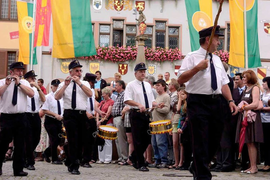 Ein farbenprächtiger Umzug war der Auftakt zum Markgräfler Weinfest in der Fauststadt. Ein farbenprächtiger Umzug war der Auftakt zum Markgräfler Weinfest in der Fauststadt.