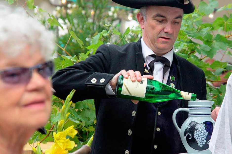 Ein farbenprächtiger Umzug war der Auftakt zum Markgräfler Weinfest in der Fauststadt. (Foto: Huber) Ein farbenprächtiger Umzug war der Auftakt zum Markgräfler Weinfest in der Fauststadt. (Foto: Huber)
