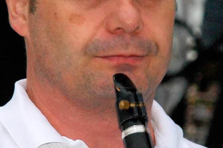 Nicht gerade froh über den Regen: ein Mitglied der Latschari-Musik (Foto: Ralf Staub) Nicht gerade froh über den Regen: ein Mitglied der Latschari-Musik (Foto: Ralf Staub)