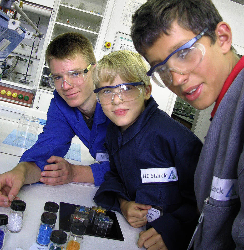 Tim Schönle und Lukas Lohr mit dem Auszubildenden Dominik Hurst (von rechts) ...