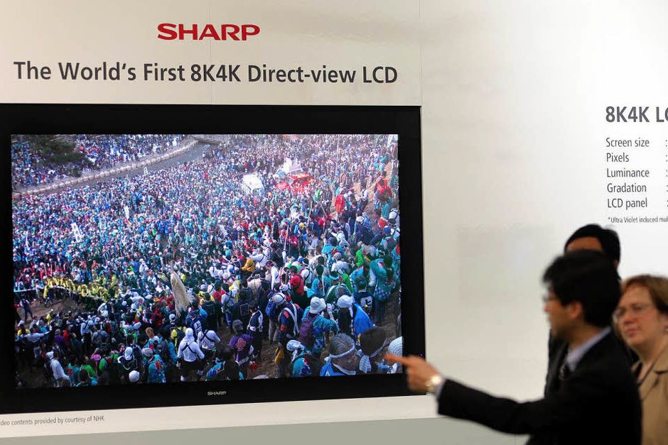 Flachbildfernseher von Sharp: Das Gerät hat eine Auflösung von 33 Megapixel und eine Bildschirmdiagonale von zwei Metern. (Foto: dpa) Flachbildfernseher von Sharp: Das Gerät hat eine Auflösung von 33 Megapixel und eine Bildschirmdiagonale von zwei Metern. (Foto: dpa)