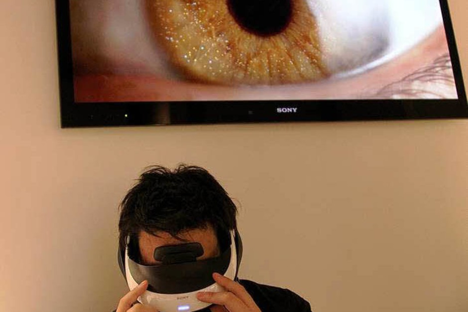 Mit einer Spezialbrille testet ein Journalist eine 3D-Vorführung. (Foto: dpa) Mit einer Spezialbrille testet ein Journalist eine 3D-Vorführung. (Foto: dpa)