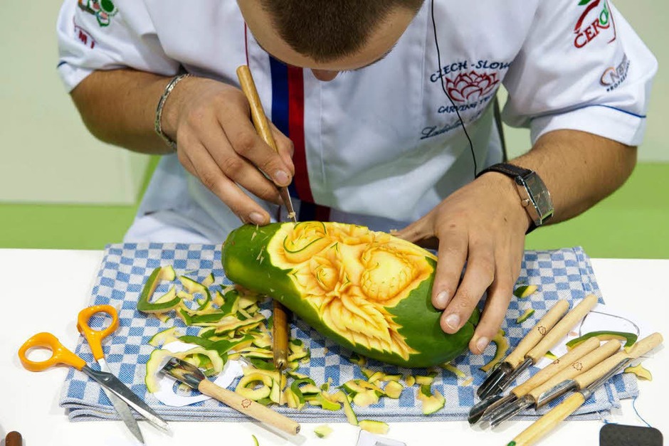 Gemüseschnitzer Ladislav Pakosta aus Tschechien bearbeitet eine Papaya (Foto: dapd) Gemüseschnitzer Ladislav Pakosta aus Tschechien bearbeitet eine Papaya (Foto: dapd)