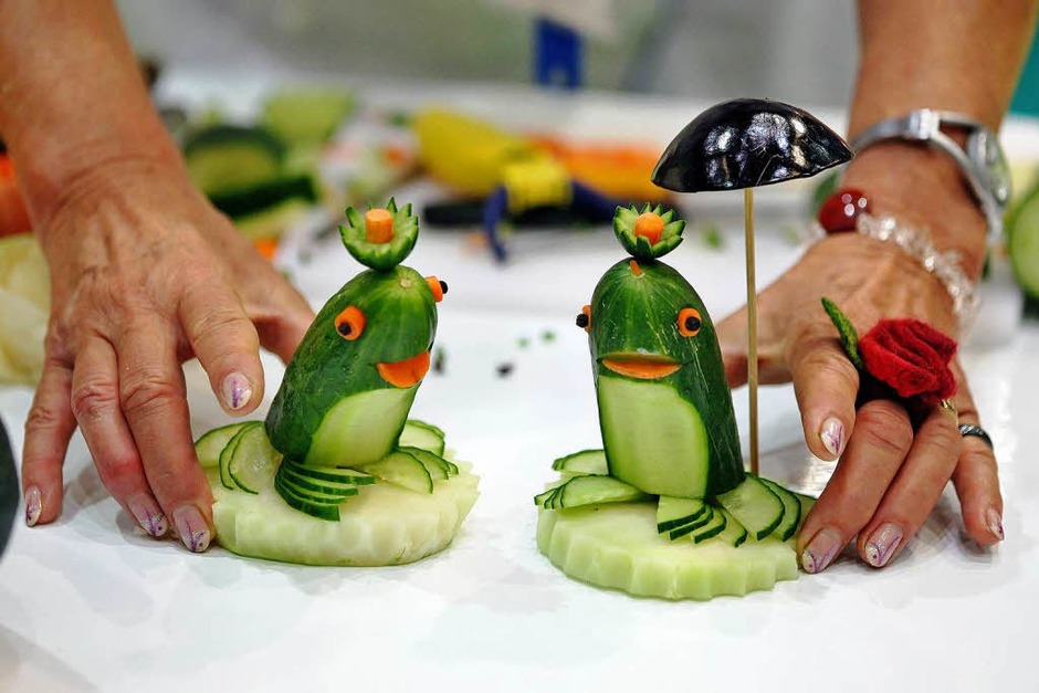 Zwei Frösche aus Salatgurken (Foto: dpa) Zwei Frösche aus Salatgurken (Foto: dpa)