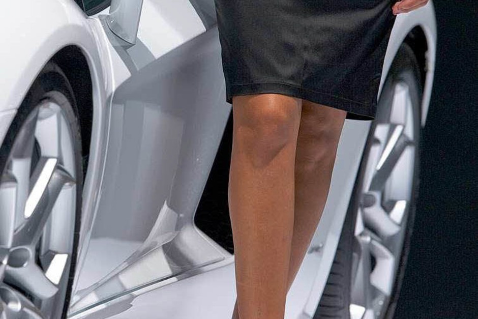 Lamborghini – und hübsche Beine. (Foto: dpa) Lamborghini – und hübsche Beine. (Foto: dpa)