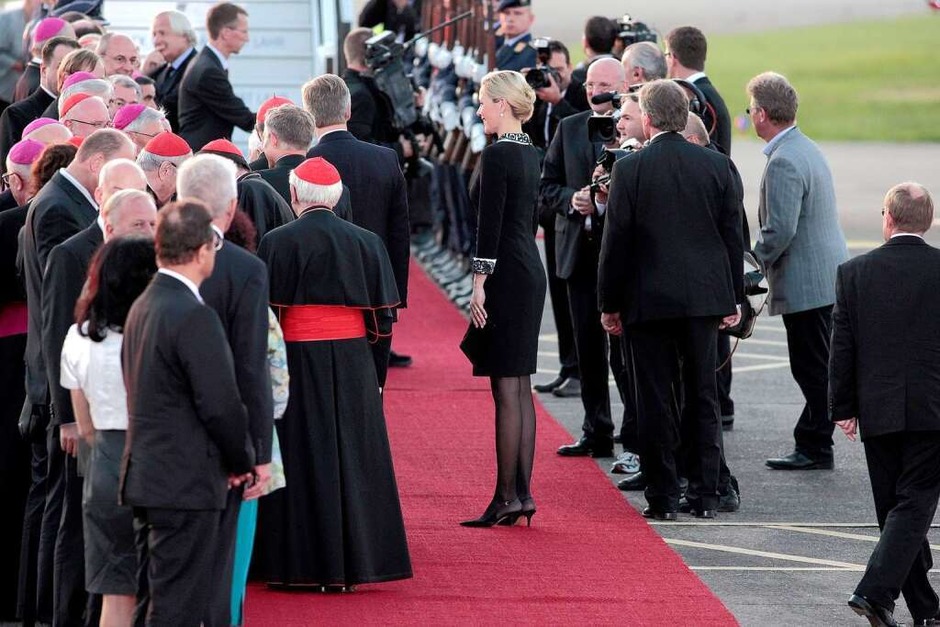 Der Papst verabschiedet sich auf dem Lahrer Flugplatz. (Foto: Christoph Breithaupt) Der Papst verabschiedet sich auf dem Lahrer Flugplatz. (Foto: Christoph Breithaupt)