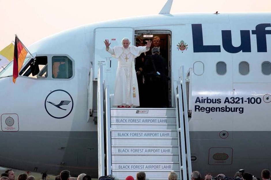 Der Papst verabschiedet sich auf dem Lahrer Flugplatz. (Foto: Christoph Breithaupt) Der Papst verabschiedet sich auf dem Lahrer Flugplatz. (Foto: Christoph Breithaupt)