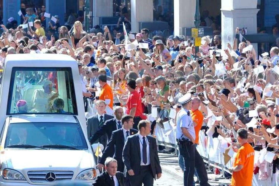 24.000 Menschen säumten die Straße beim Einzug des Papstes in die Stadt mit dem Papamobil. (Foto: Michael Bamberger) 24.000 Menschen säumten die Straße beim Einzug des Papstes in die Stadt mit dem Papamobil. (Foto: Michael Bamberger)