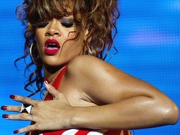 Sexy Rihanna vom Acker gejagt 