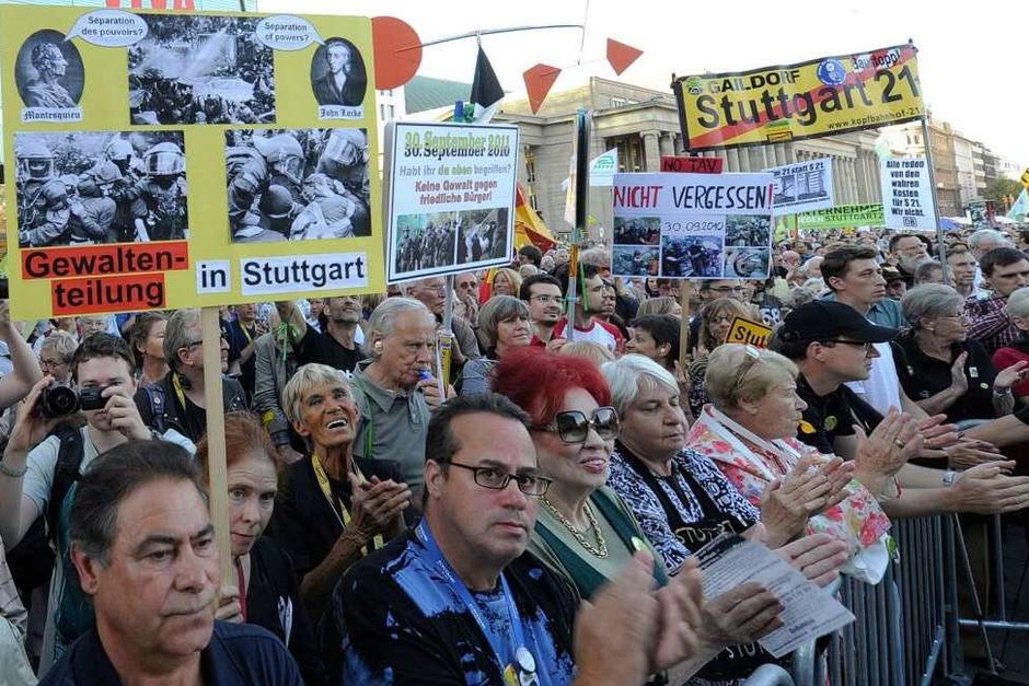 S21-Gegner gedenken des Schwarzen Donnerstags (Foto: dpa) S21-Gegner gedenken des Schwarzen Donnerstags (Foto: dpa)