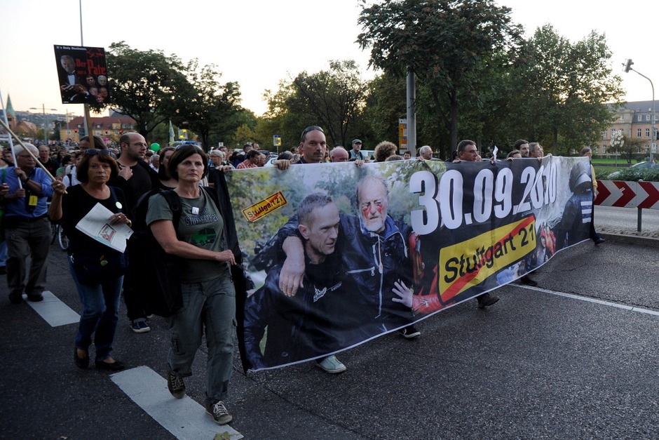 S21-Gegner gedenken des Schwarzen Donnerstags (Foto: dapd) S21-Gegner gedenken des Schwarzen Donnerstags (Foto: dapd)