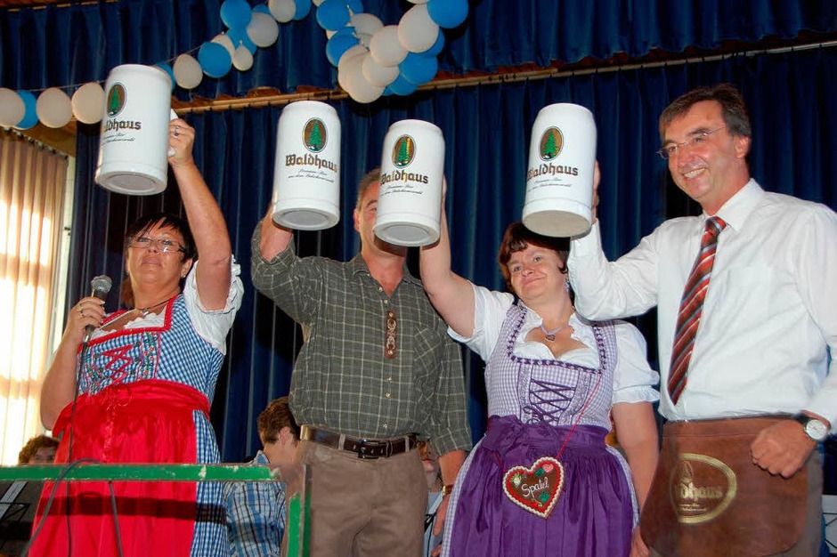 Ozapft is: Daniela Tritsch, Andreas Diebold und Manuela Leukel vom Narrenclub mit Bürgermeister Walter Laub. (Foto: Manfred Frietsch) Ozapft is: Daniela Tritsch, Andreas Diebold und Manuela Leukel vom Narrenclub mit Bürgermeister Walter Laub. (Foto: Manfred Frietsch)