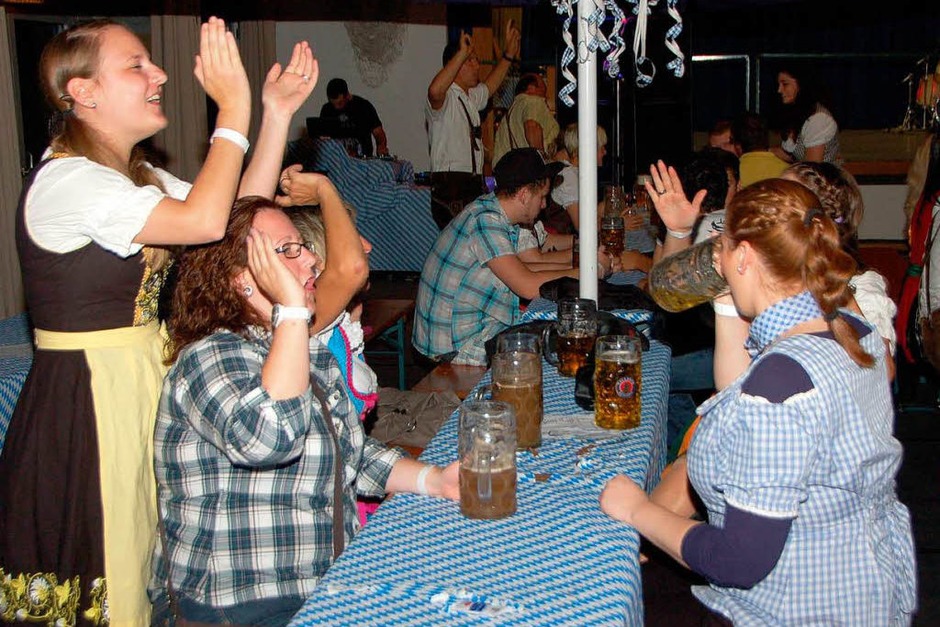 In Feierlaune: Erstes Oktoberfest des Umkircher Narrenclubs (Foto: Manfred Frietsch) In Feierlaune: Erstes Oktoberfest des Umkircher Narrenclubs (Foto: Manfred Frietsch)