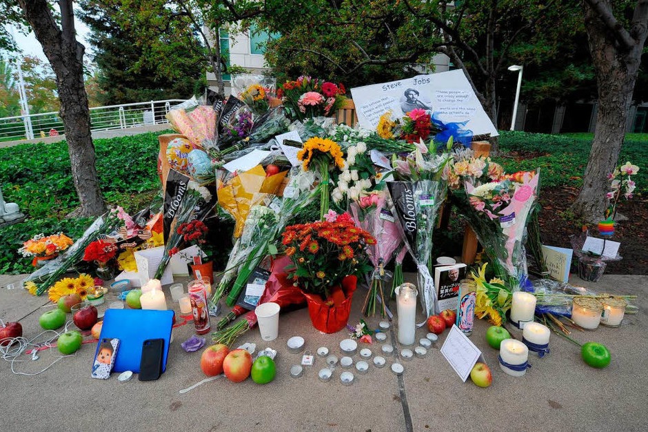 Blumen und Kerzen vor dem Hauptquartier von Apple in Cupertino, Kalifornien. (Foto: AFP) Blumen und Kerzen vor dem Hauptquartier von Apple in Cupertino, Kalifornien. (Foto: AFP)