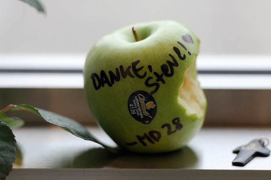 Er machte den angebissenen Apfel weltberühmt: Steve Jobs. Ein Fan hinterließ einen im Apple-Store in Hamburg. (Foto: dpa) Er machte den angebissenen Apfel weltberühmt: Steve Jobs. Ein Fan hinterließ einen im Apple-Store in Hamburg. (Foto: dpa)