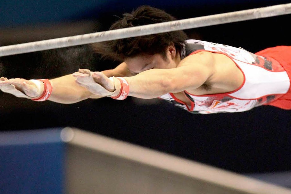 Knapp daneben: Kohei Uchimura (Japan) verpasst die Reckstange und stürzt. (Foto: dpa) Knapp daneben: Kohei Uchimura (Japan) verpasst die Reckstange und stürzt. (Foto: dpa)