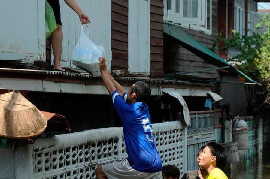 Thailands Hauptstadt Bangkok steht unter Wasser. Millionen Menschen sind betroffen – und haben Wege finden müssen, trocken zu bleiben. (Foto: AFP) Thailands Hauptstadt Bangkok steht unter Wasser. Millionen Menschen sind betroffen – und haben Wege finden müssen, trocken zu bleiben. (Foto: AFP)