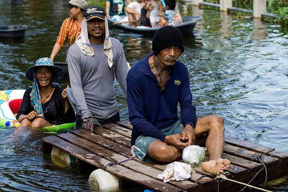 Thailands Hauptstadt Bangkok steht unter Wasser. Millionen Menschen sind betroffen – und haben Wege finden müssen, trocken zu bleiben. (Foto: AFP) Thailands Hauptstadt Bangkok steht unter Wasser. Millionen Menschen sind betroffen – und haben Wege finden müssen, trocken zu bleiben. (Foto: AFP)