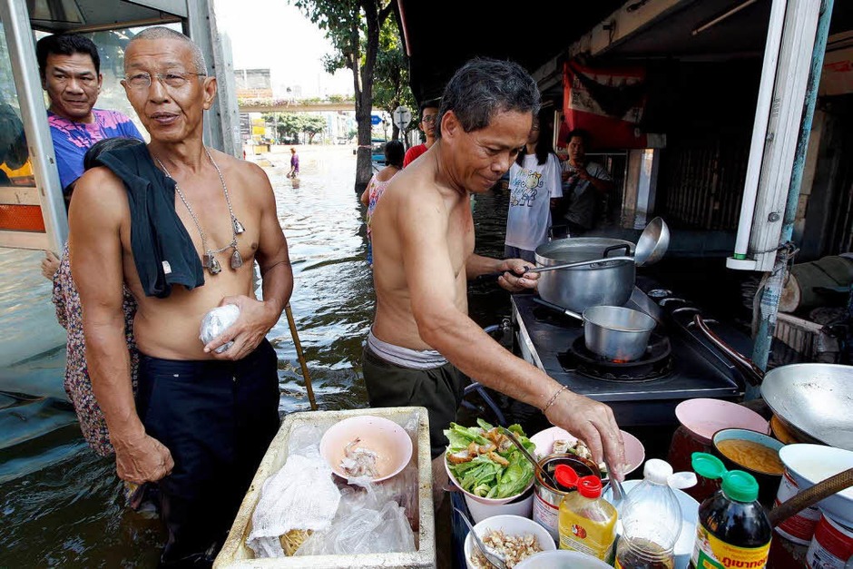 Thailands Hauptstadt Bangkok steht unter Wasser. Millionen Menschen sind betroffen – und haben Wege finden müssen, trocken zu bleiben. (Foto: dpa) Thailands Hauptstadt Bangkok steht unter Wasser. Millionen Menschen sind betroffen – und haben Wege finden müssen, trocken zu bleiben. (Foto: dpa)