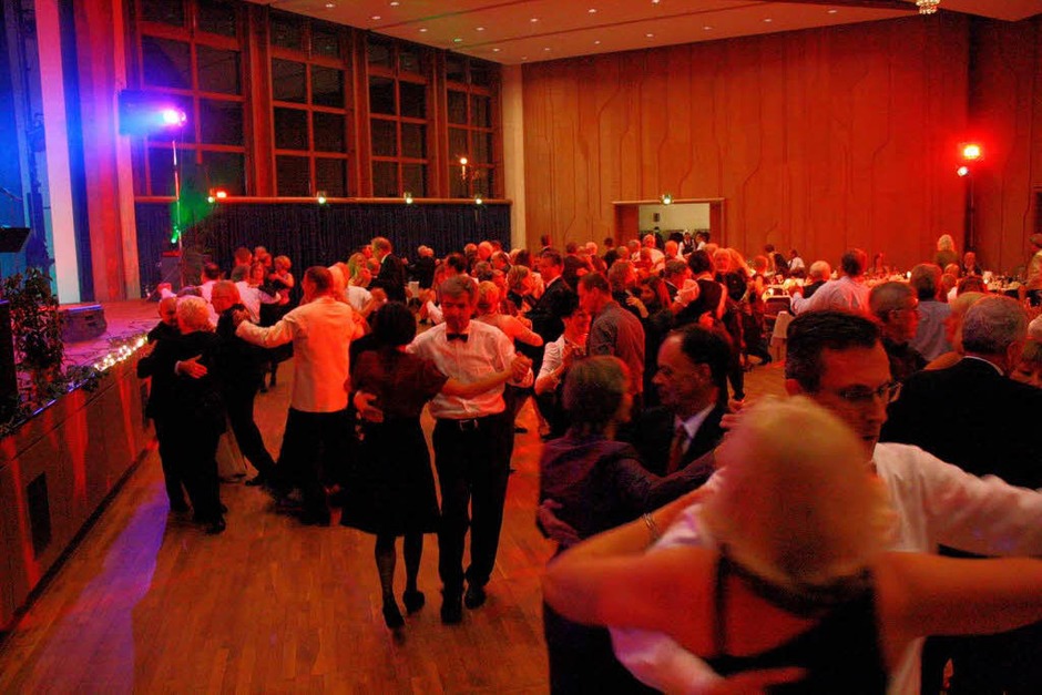 Stimmungsvolle Atmosphäre auf und vor der Bühne verzauberte die Gäste im Kurhaus beim Vita-Classica-Ball. (Foto: Hans Jürgen Kugler) Stimmungsvolle Atmosphäre auf und vor der Bühne verzauberte die Gäste im Kurhaus beim Vita-Classica-Ball. (Foto: Hans Jürgen Kugler)