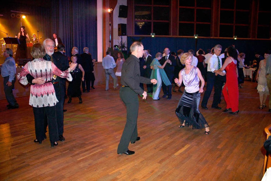 Stimmungsvolle Atmosphäre auf und vor der Bühne verzauberte die Gäste im Kurhaus beim Vita-Classica-Ball. (Foto: Hans Jürgen Kugler) Stimmungsvolle Atmosphäre auf und vor der Bühne verzauberte die Gäste im Kurhaus beim Vita-Classica-Ball. (Foto: Hans Jürgen Kugler)