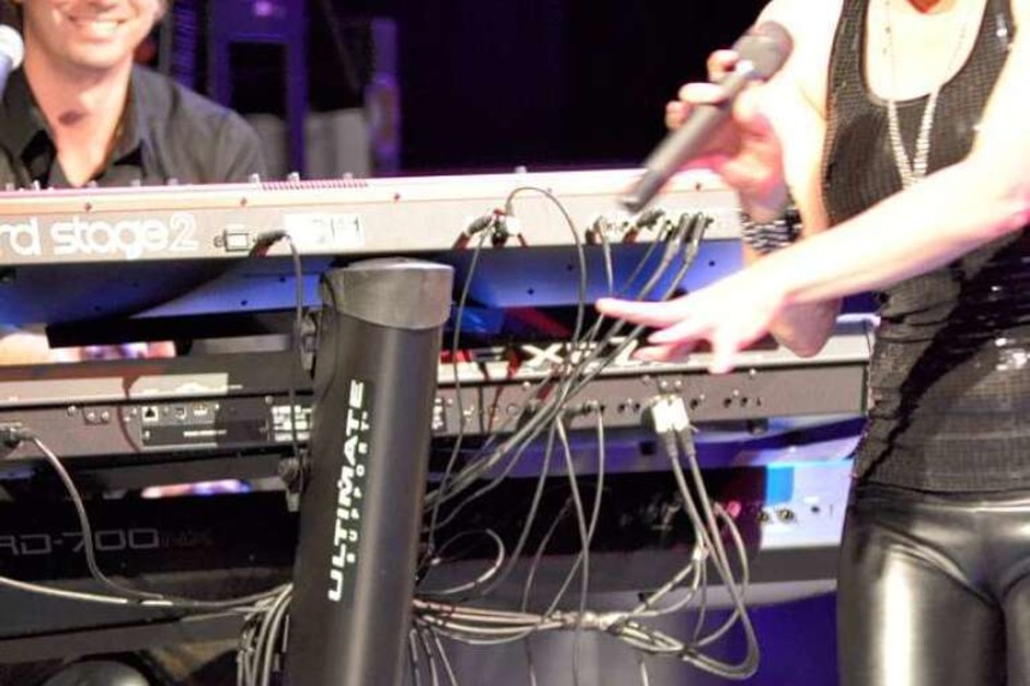 Simon Nicholls an den Keyboards sorgt für die Fläche (Foto: Hans-Peter Müller) Simon Nicholls an den Keyboards sorgt für die Fläche (Foto: Hans-Peter Müller)