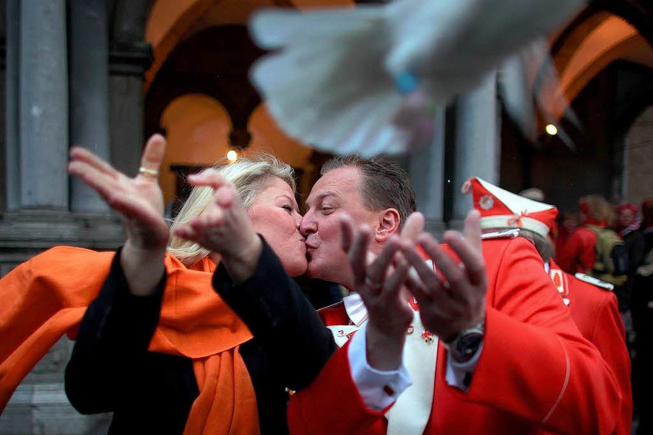 Nach der Hochzeit fliegen die Tauben. (Foto: dpa) Nach der Hochzeit fliegen die Tauben. (Foto: dpa)