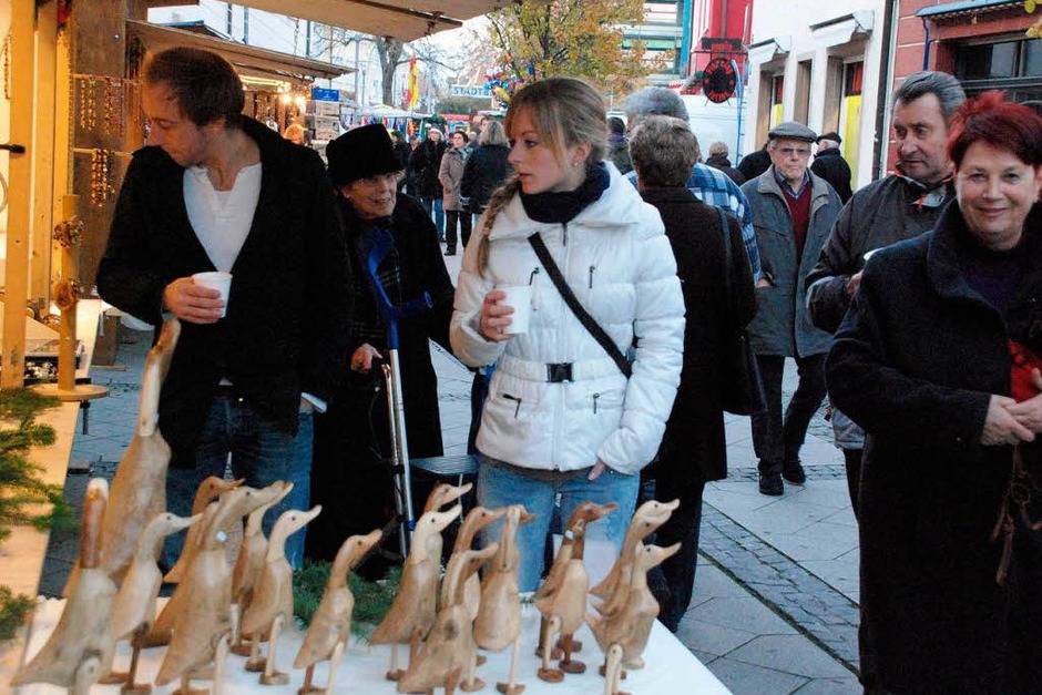 Gute Stimmung herrschte beim Weihnachtsmarkt in dr Innenstadt. Den Besuchern wurde für Augen, Ohren und Gaumen etwas geboten. (Foto: Maja Tolsdorf) Gute Stimmung herrschte beim Weihnachtsmarkt in dr Innenstadt. Den Besuchern wurde für Augen, Ohren und Gaumen etwas geboten. (Foto: Maja Tolsdorf)