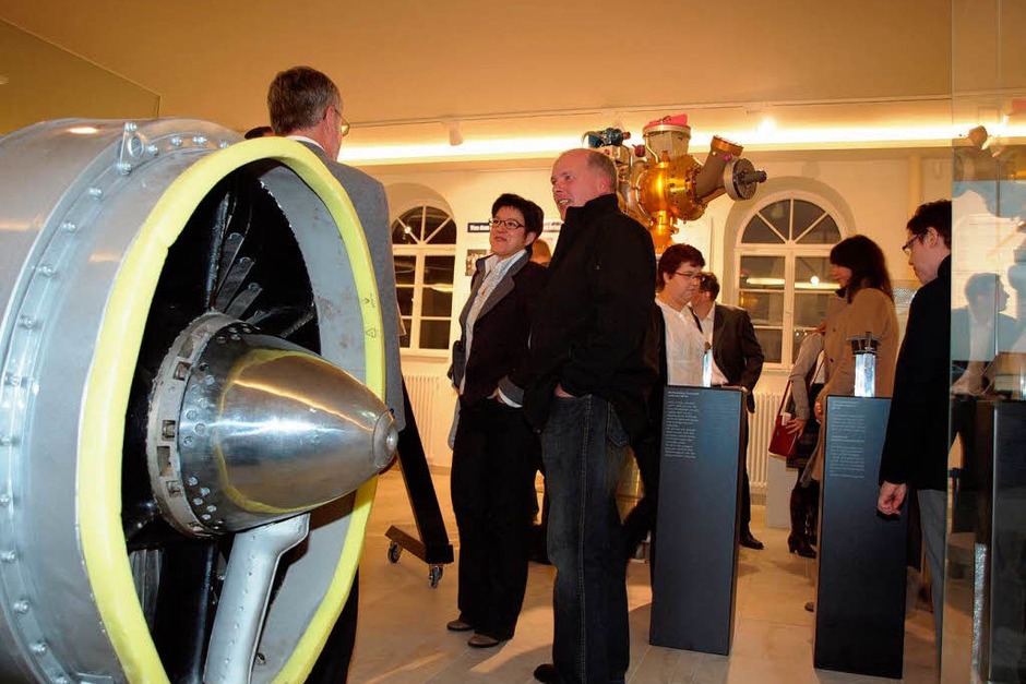 Einweihung: Erster Rundgang der geladenen Gäste durchs Archäologische Museum, das jetzt auch Luft- und Raumfahrtechnik zeigt. (Foto: Michael Haberer) Einweihung: Erster Rundgang der geladenen Gäste durchs Archäologische Museum, das jetzt auch Luft- und Raumfahrtechnik zeigt. (Foto: Michael Haberer)