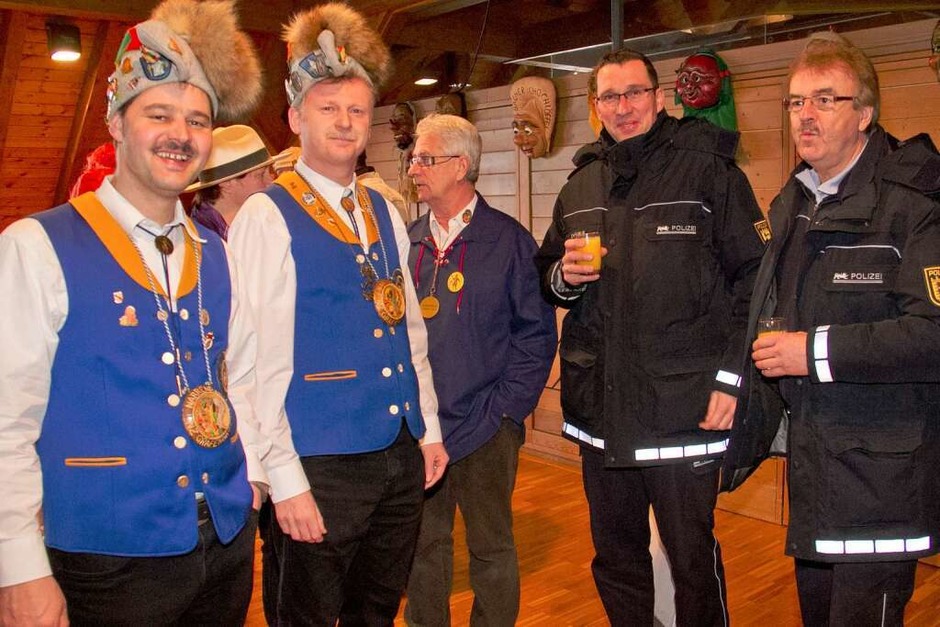 Die beiden Narrenräte Edgar Kaiser und Uwe Gantert (links) haben Grund zur Freude: sorgen doch Postenchef Jochen Schäuble und sein Kollege beim Narrentreffen für Sicherheit (Foto: Wilfried Dieckmann) Die beiden Narrenräte Edgar Kaiser und Uwe Gantert (links) haben Grund zur Freude: sorgen doch Postenchef Jochen Schäuble und sein Kollege beim Narrentreffen für Sicherheit (Foto: Wilfried Dieckmann)