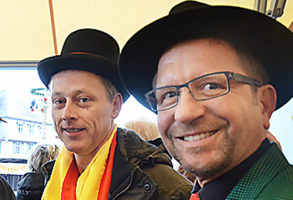 Kaum gewählt, schon mitten drin: Der designierte Bürgermeister Michael Wilke. Rechts neben ihm Albin Oeschger. Foto: rud - 56018295