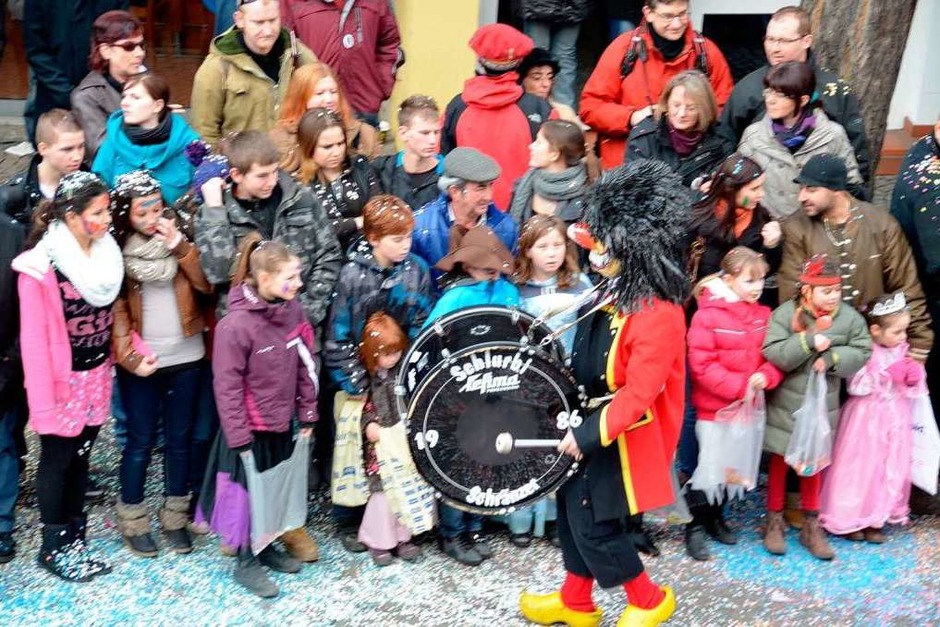 Mehrere tausend Zuschauer kamen, um in Neuenburg den Jubilumsumzug zu sehen. (Foto: sigrid umiger) Mehrere tausend Zuschauer kamen, um in Neuenburg den Jubilumsumzug zu sehen. (Foto: sigrid umiger)