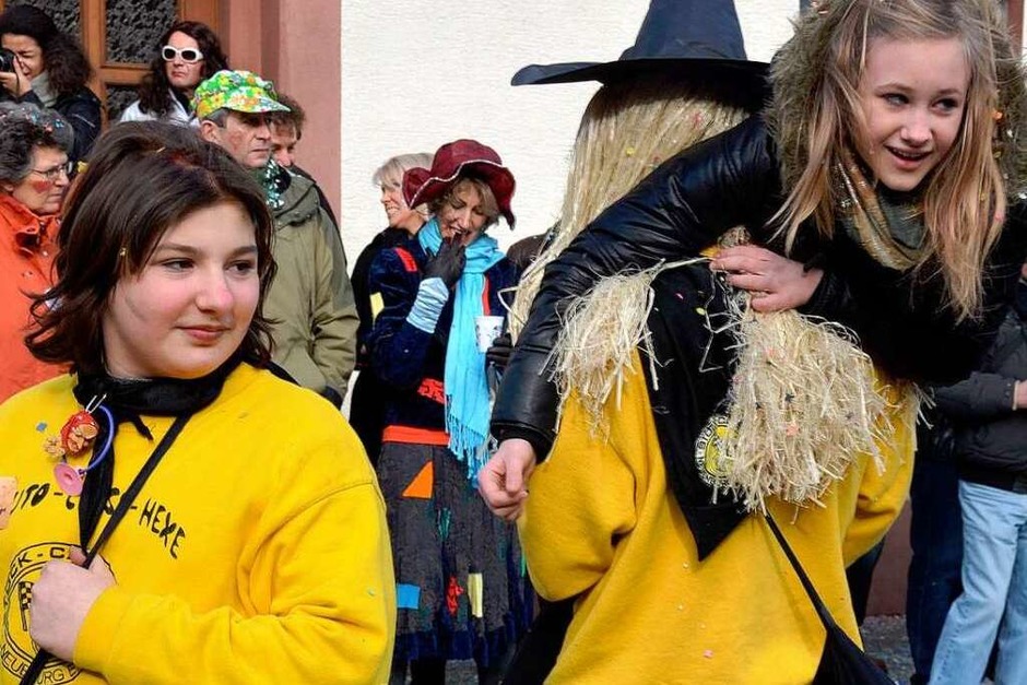 Mehrere tausend Zuschauer kamen, um in Neuenburg den Jubilumsumzug zu sehen. (Foto: sigrid umiger) Mehrere tausend Zuschauer kamen, um in Neuenburg den Jubilumsumzug zu sehen. (Foto: sigrid umiger)