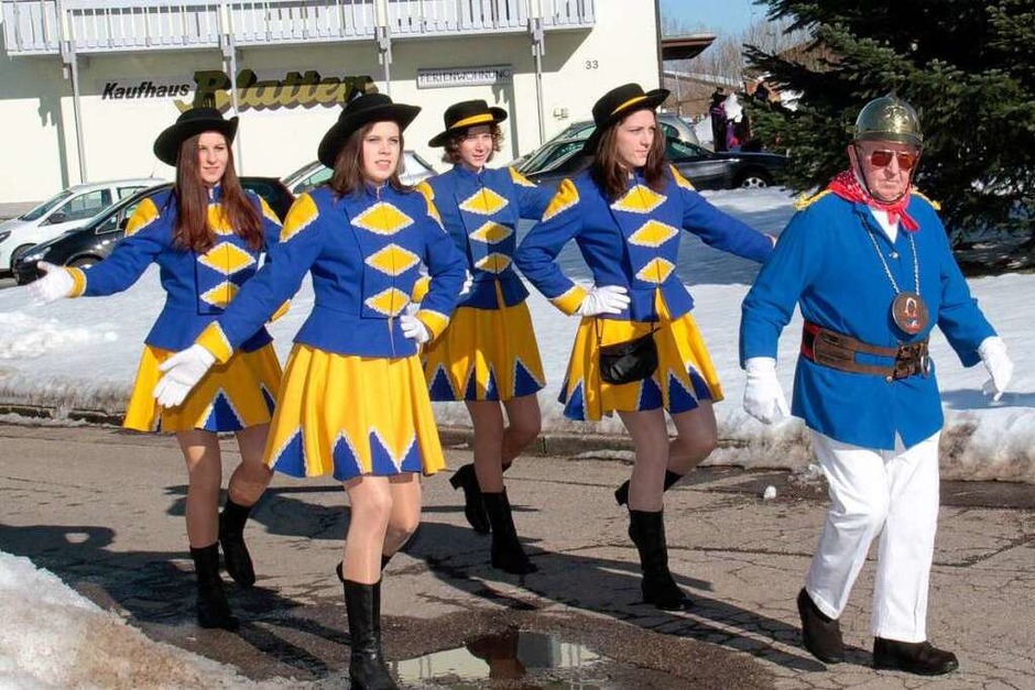 Straßenfasnet in Birkendorf auf dem Rathausplatz zwischen Kirche und Haus der Begegnung (Foto: Wilfried Dieckmann) Straßenfasnet in Birkendorf auf dem Rathausplatz zwischen Kirche und Haus der Begegnung (Foto: Wilfried Dieckmann)