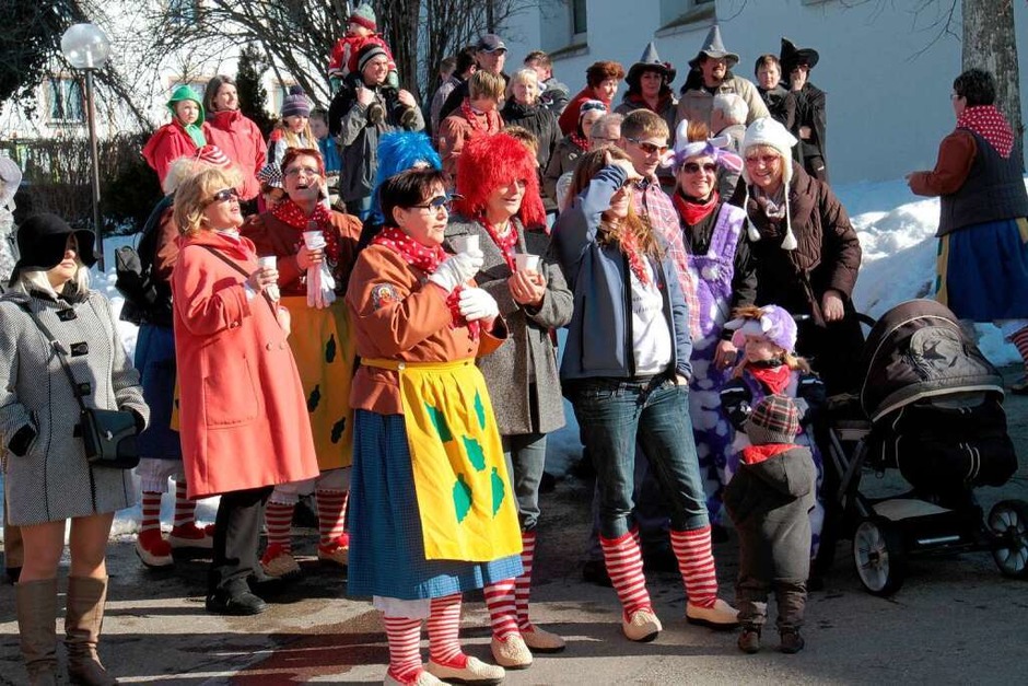 Straßenfasnet in Birkendorf auf dem Rathausplatz zwischen Kirche und Haus der Begegnung (Foto: Wilfried Dieckmann) Straßenfasnet in Birkendorf auf dem Rathausplatz zwischen Kirche und Haus der Begegnung (Foto: Wilfried Dieckmann)