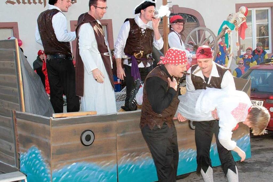 Straßenfasnet in Birkendorf auf dem Rathausplatz zwischen Kirche und Haus der Begegnung (Foto: Wilfried Dieckmann) Straßenfasnet in Birkendorf auf dem Rathausplatz zwischen Kirche und Haus der Begegnung (Foto: Wilfried Dieckmann)