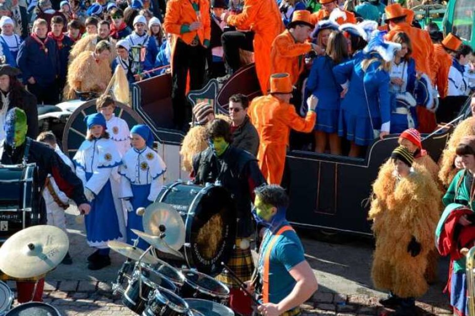 Bunter närrisches Treiben herrschte am Fasnetdienstag beim Umzug in Ewattingen. (Foto: Juliane Kühnemund) Bunter närrisches Treiben herrschte am Fasnetdienstag beim Umzug in Ewattingen. (Foto: Juliane Kühnemund)