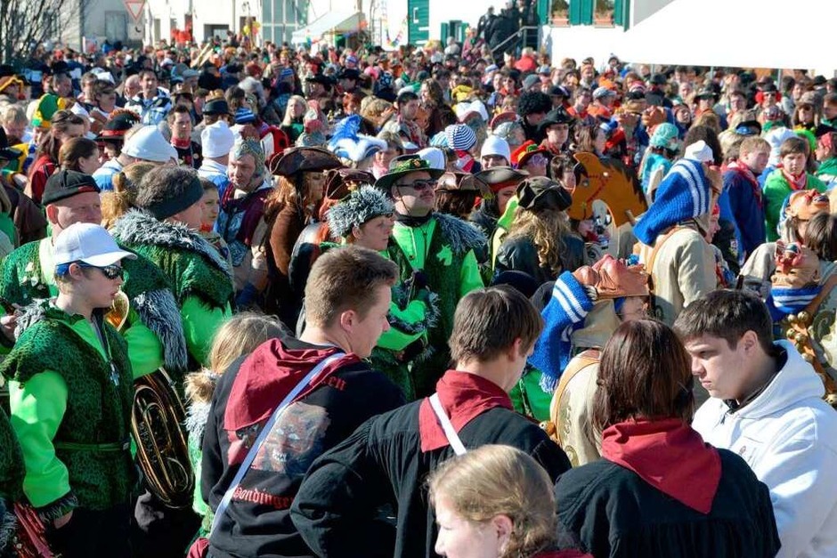 Bunter närrisches Treiben herrschte am Fasnetdienstag beim Umzug in Ewattingen. (Foto: Juliane Kühnemund) Bunter närrisches Treiben herrschte am Fasnetdienstag beim Umzug in Ewattingen. (Foto: Juliane Kühnemund)