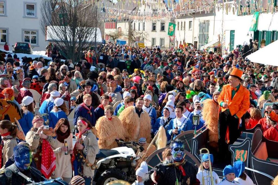 Bunter närrisches Treiben herrschte am Fasnetdienstag beim Umzug in Ewattingen. (Foto: Juliane Kühnemund) Bunter närrisches Treiben herrschte am Fasnetdienstag beim Umzug in Ewattingen. (Foto: Juliane Kühnemund)