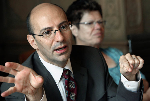 Pastor Mitri Raheb, hinter ihm Roni Ha...hung des Aachener Friedenspreises 2008 | Foto: DPA