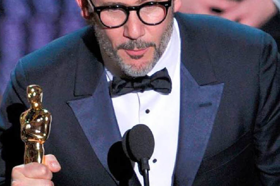 Regisseur Michel Hazanavicius mit seinem Oscar für „The Artist“ als bester Film. (Foto: AFP) Regisseur Michel Hazanavicius mit seinem Oscar für „The Artist“ als bester Film. (Foto: AFP)